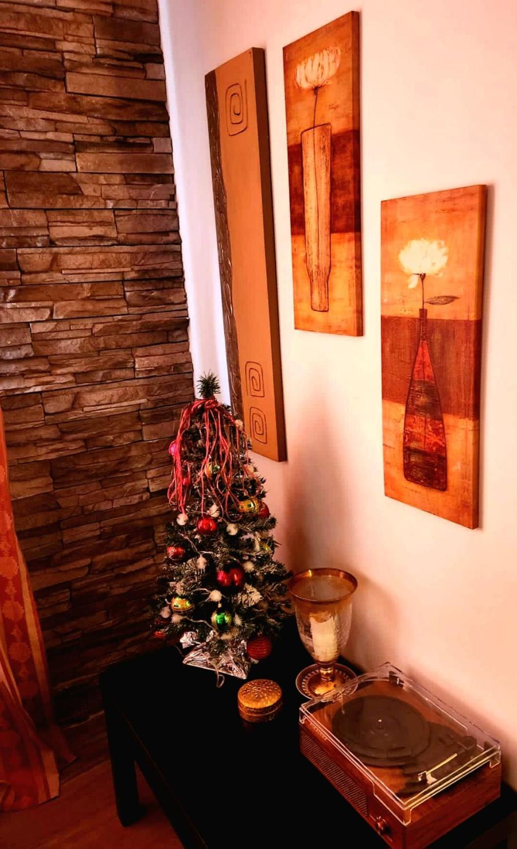Casolare Isabella "Il Rifugio Dei Vinili" And Alice'S Room Ponsacco Oda fotoğraf